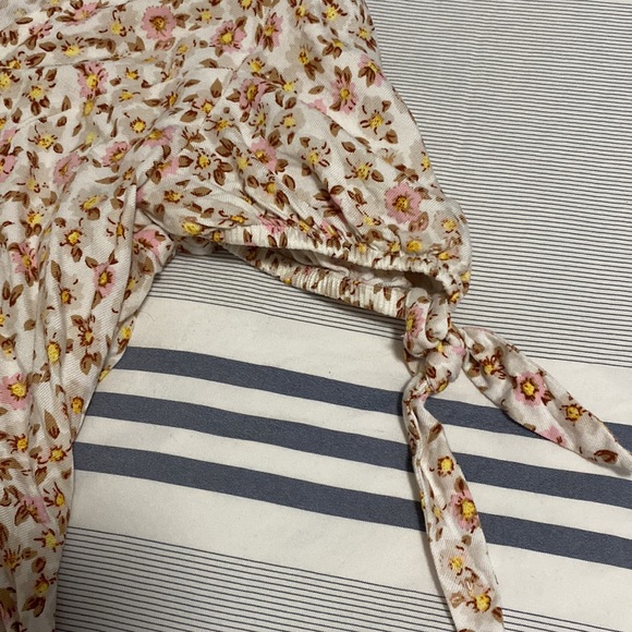 Adorable juniors floral sun dress - Picture 2 of 8